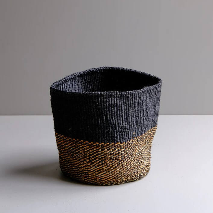 Sisal basket in dual tone: natural and dark blue