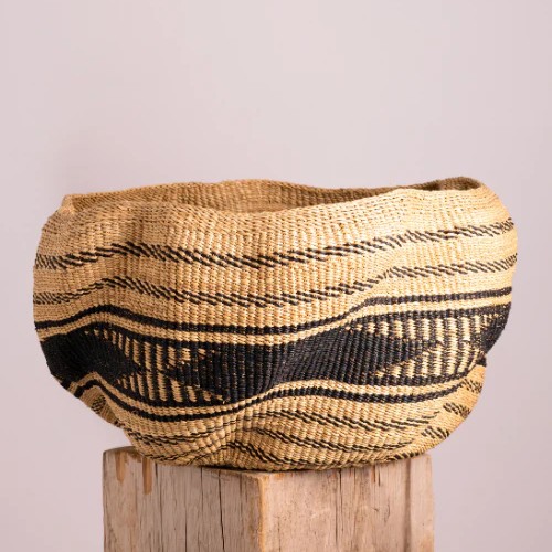 Pakurigo wave basket from Ghana in Natural and Black colors