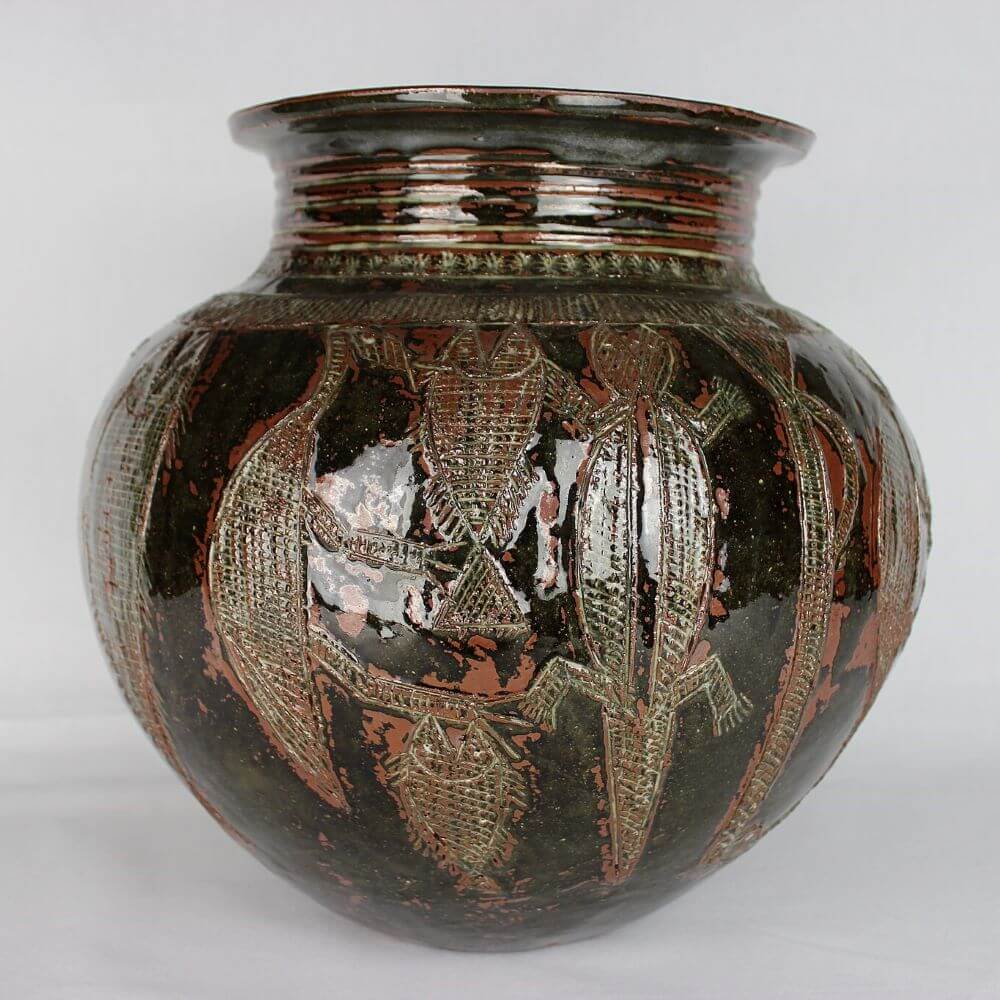 Stunning one-of-a-kind dark green glossy pot, handmade by Ladi Kwali, with fine engraving with golden and red hues