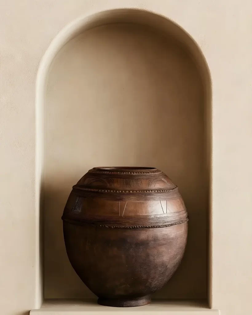 African pottery - A large nupe water pot sitting in a wall niche